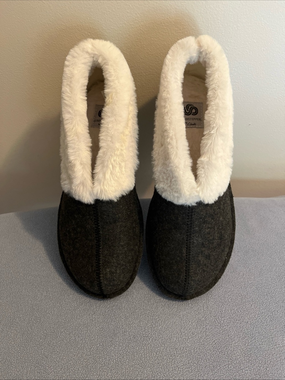 Cozy Women's Dark Gray Faux-Fur Lined Slippers Clarks Cloudsteppers 7 Narrow Fit